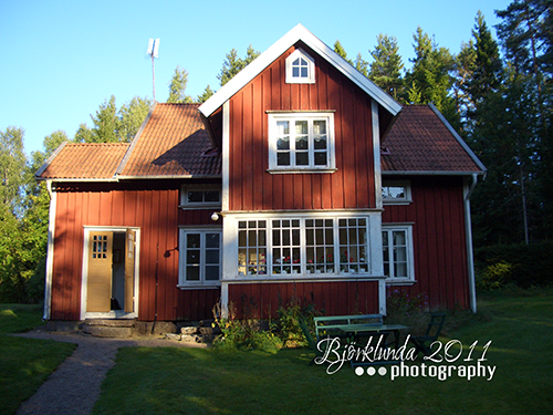 Schwedenhaus in der typisch schwedischen Farbe Falu röd mit weißen Rahmen.